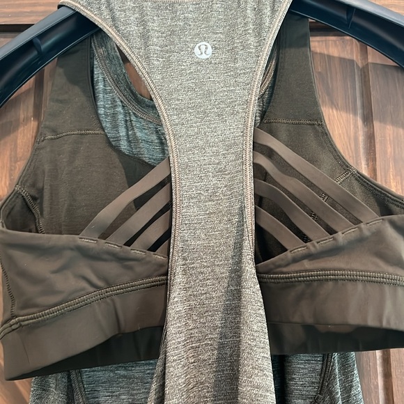 Lululemon Tank with built in bra Size 6 - Picture 3 of 4